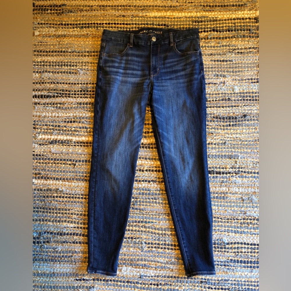 American Eagle Outfitters Dark Wash Skinny Jeans
Curvy Jegging
Size 12 Long
EUC